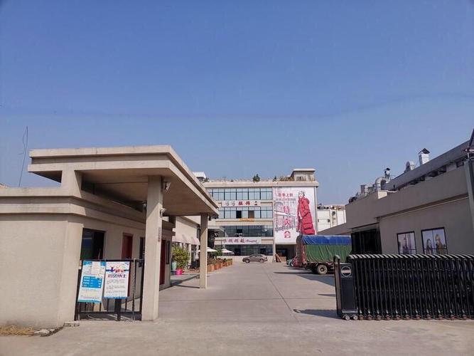 关注进旺铺扫码联系工厂展厅石狮市火烈鸟服装厂